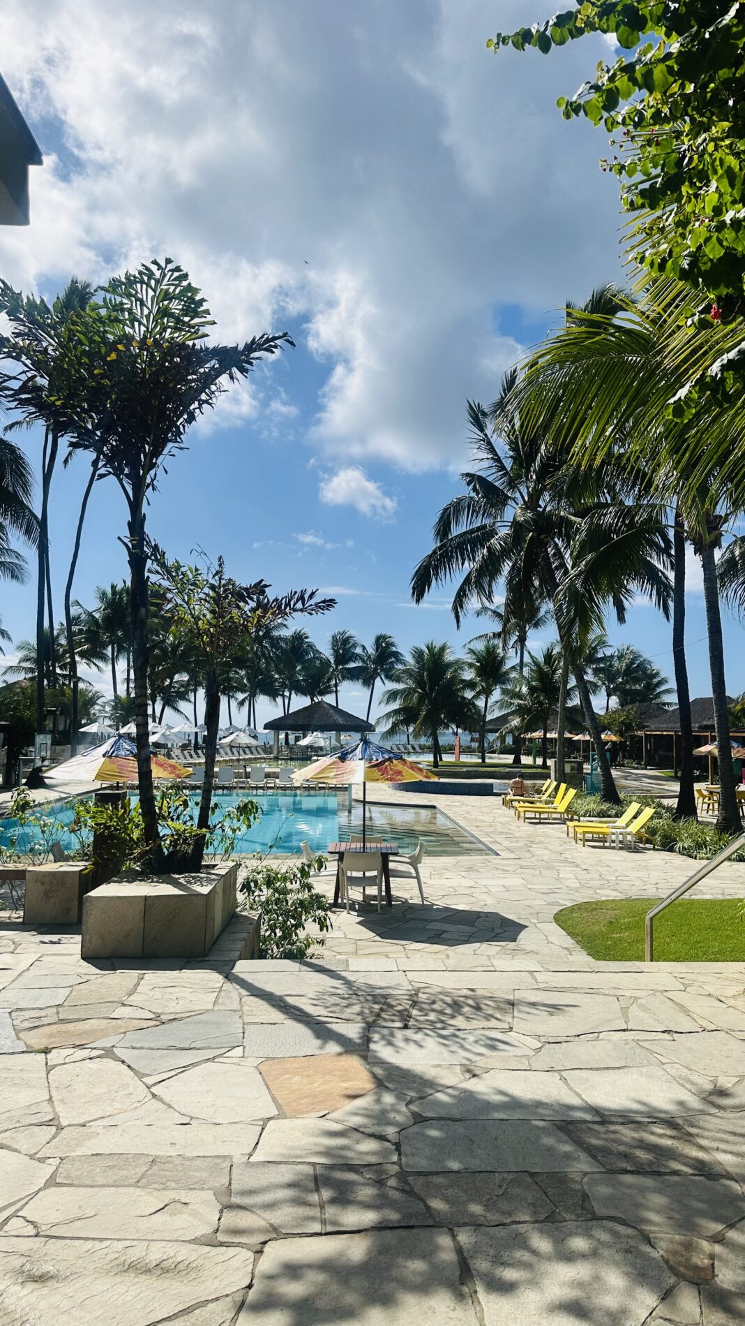 Área de lazer do Village Hotel Resorts, que recebeu a equipe do DIÁRIO DO TURISMO durante a cobertura em Porto de Galinhas. (Crédito: Jhully Serafim / DT)