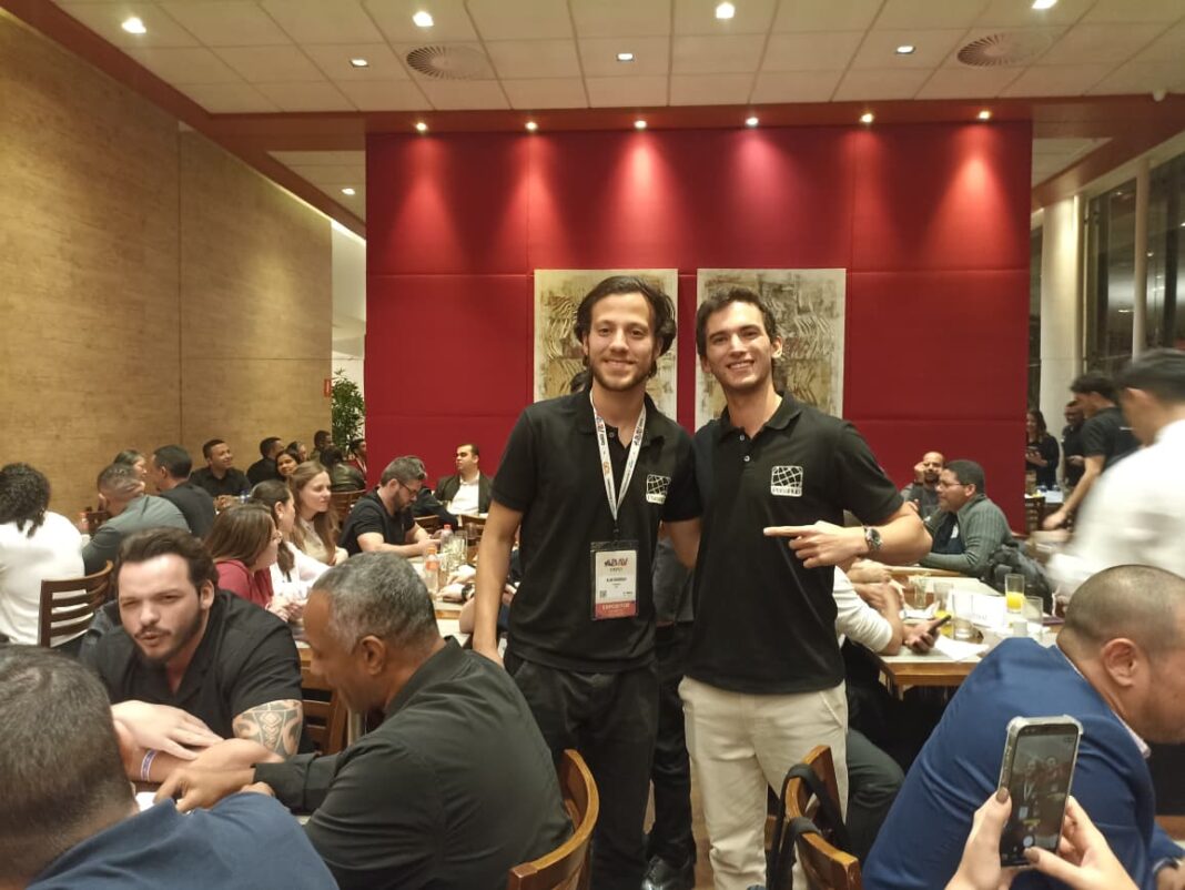 Em jantar com 80 agências de viagens parceiras durante a Abav Expo 2026, o CEO do PassHub Alan Barbosa (à esquerda), e o CSO Marcos Americano apresentaram as novas soluções da plataforma B2B