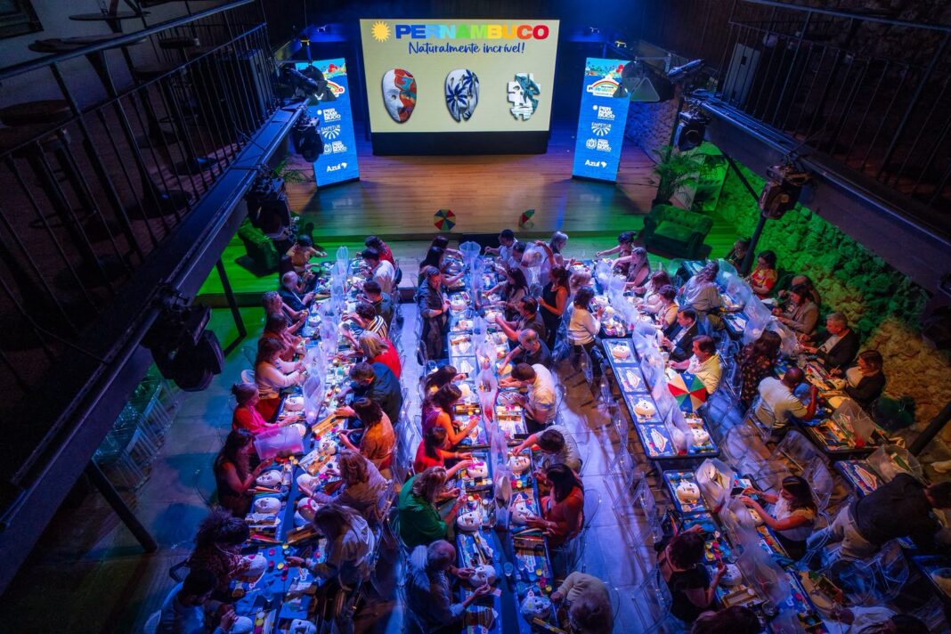 Profissionais do turismo participam de atividade de cocriação artística durante o roadshow “Pernambuco Seu País Naturalmente Incrível”. (Crédito: Divulgação)
